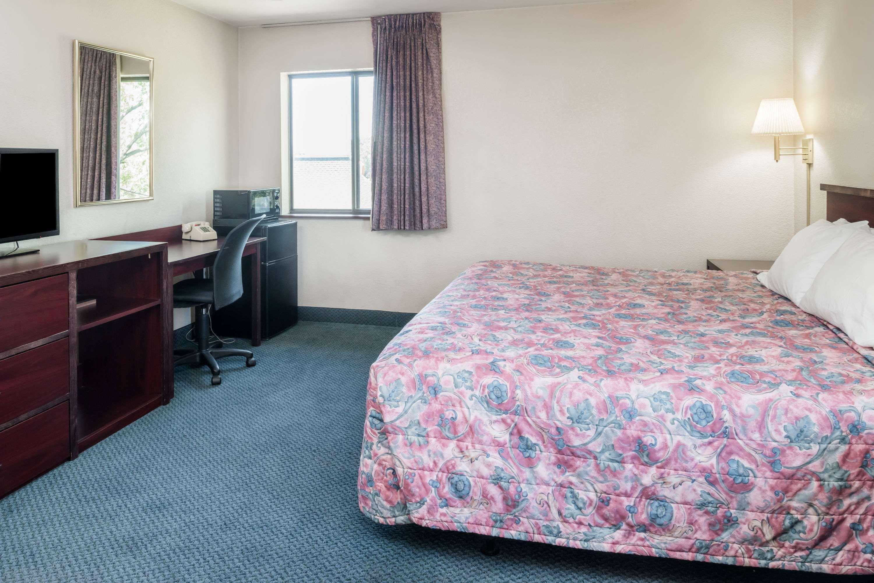Super 8 By Wyndham Spokane Valley Exterior photo